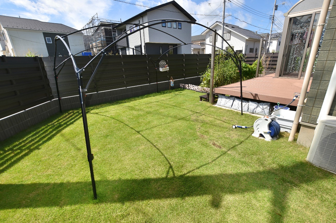 ウッドデッキと芝生の庭