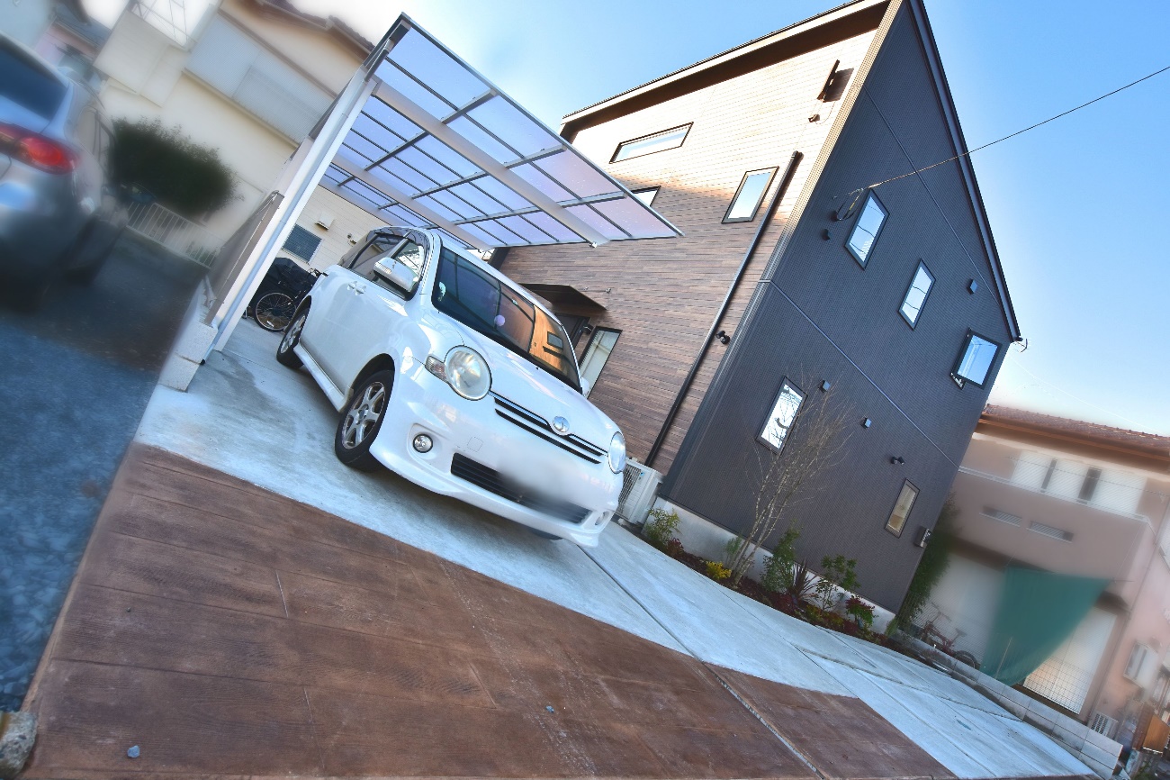 枕木スタンプが目を惹く駐車場