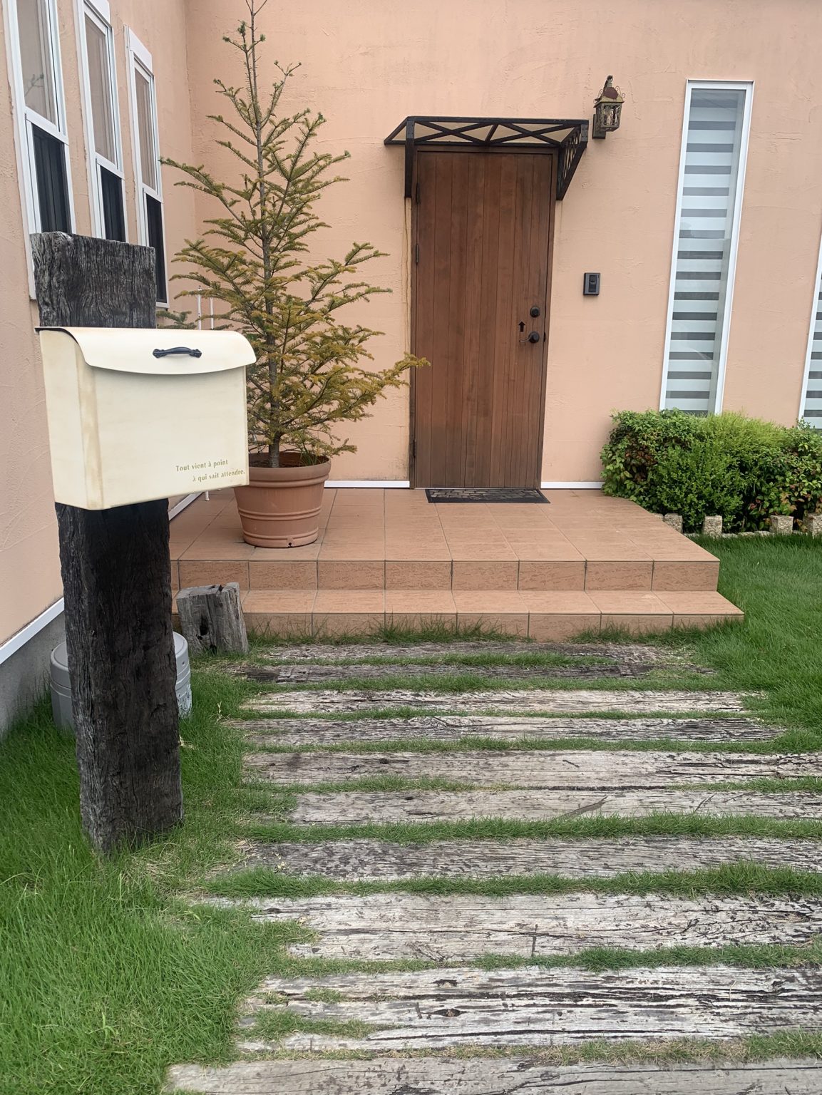 枕木の玄関アプローチと門柱ポスト
