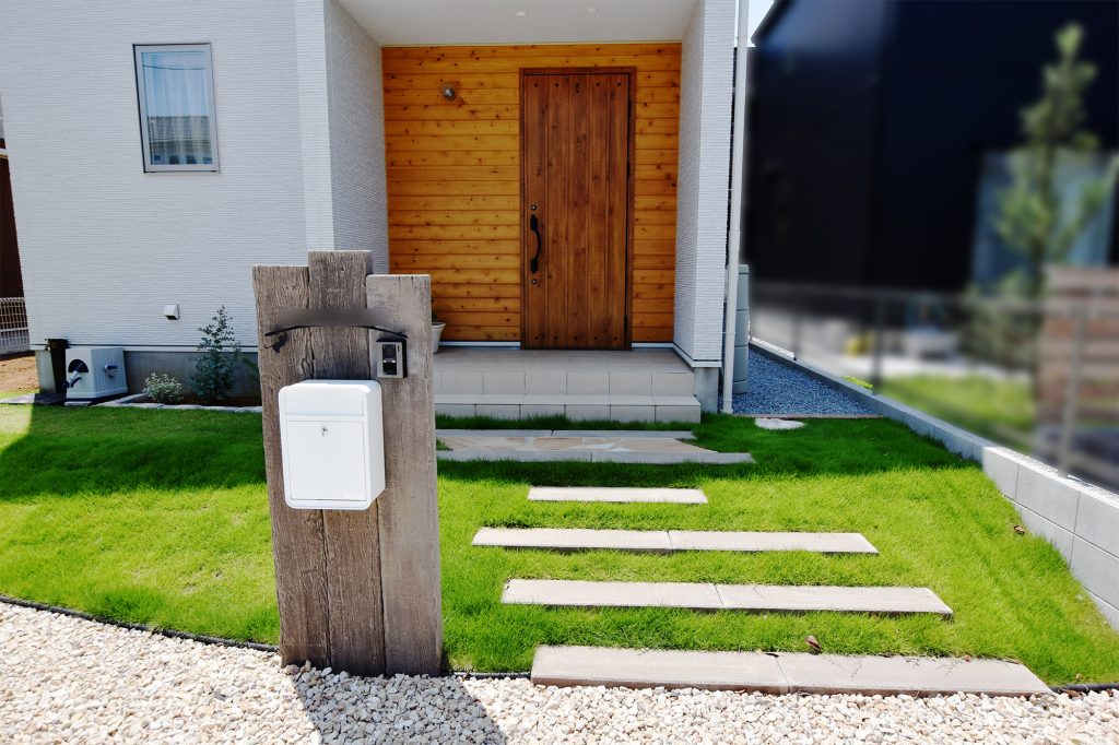 芝生と枕木の玄関アプローチ