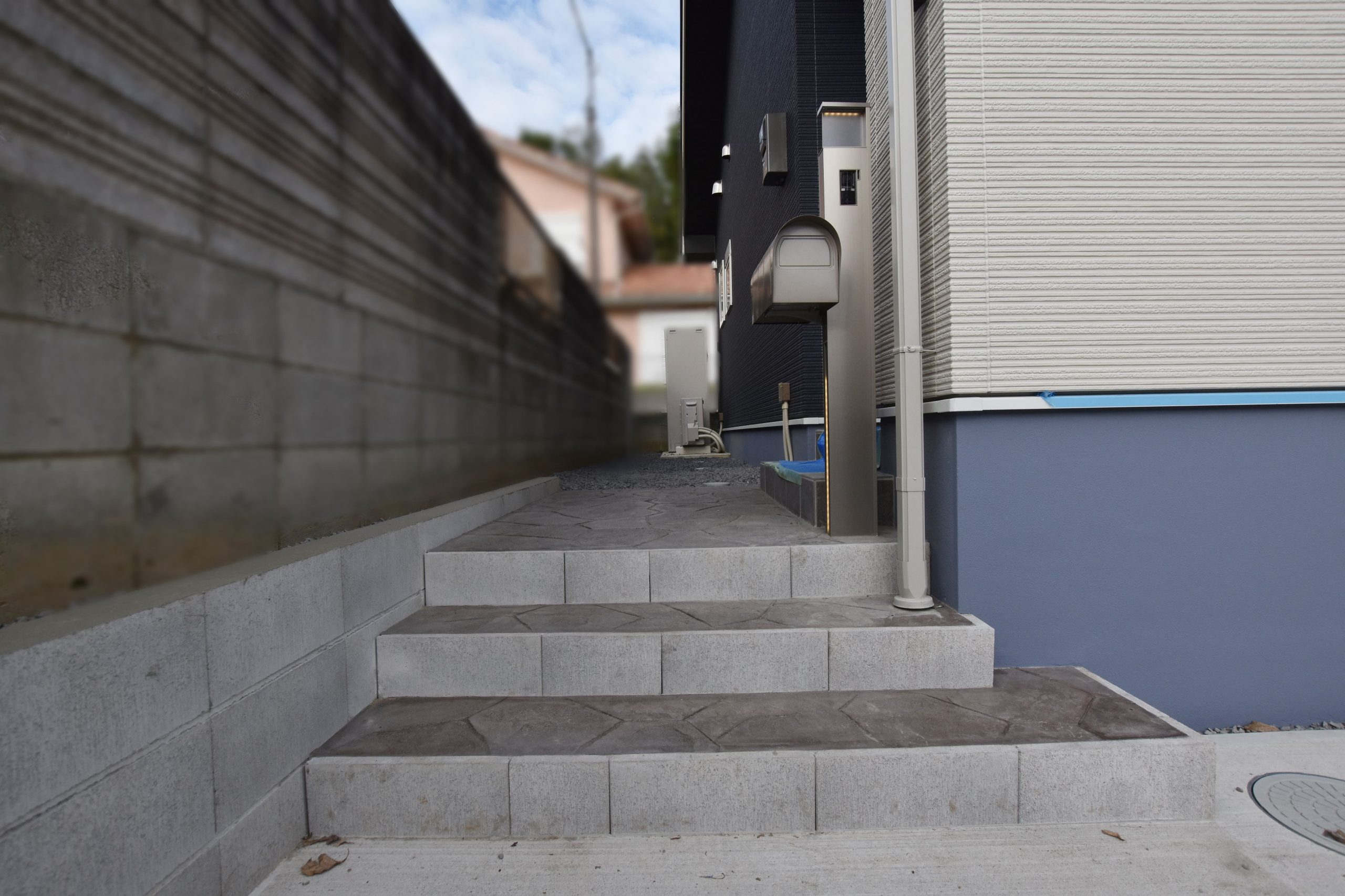 シンプルなブロック階段をスタンプコンクリートで装飾