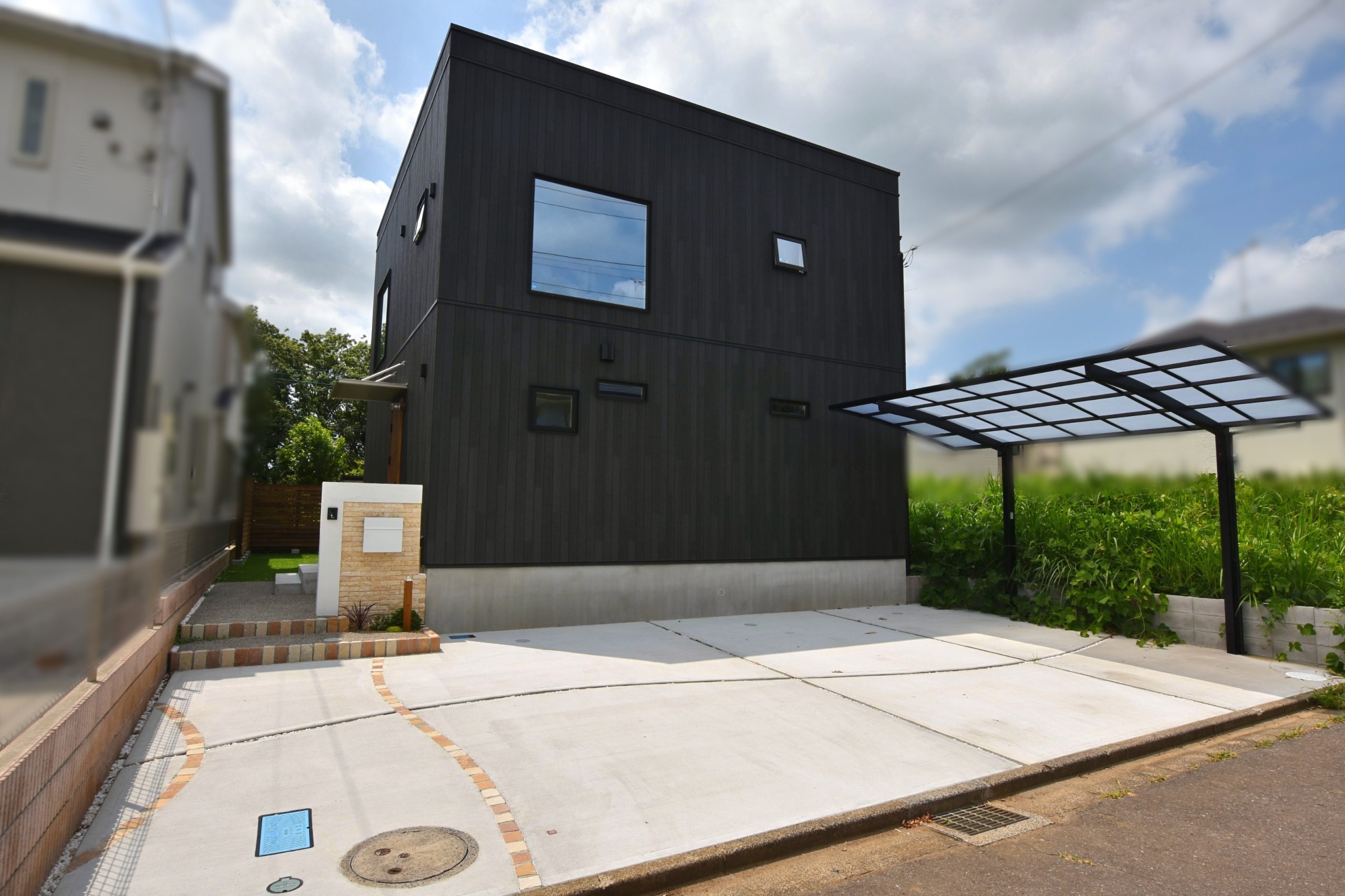 黒いキューブ状の二階建て住宅