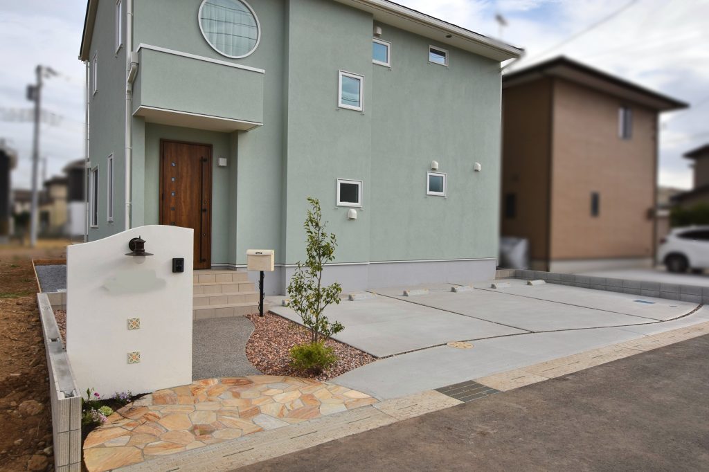 シンプルでおしゃれな外構デザイン事例｜玄関＆駐車場の作り方