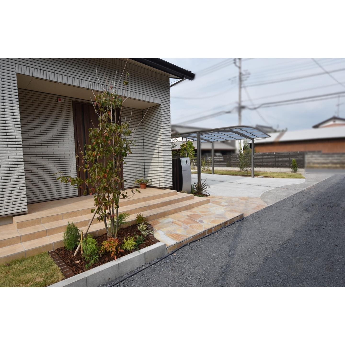 ご閲覧頂きありがとうございますピンコロの花壇と自然乱形石のアプローチシンボルツリーはヤマボウシを使用しました茨城県牛久市 ひたち野うしく駅西口から徒歩5分主に茨城県南部の新築外構工事、お庭のリフォームを行っております。お庭の工事をお考えの方、お気軽にお問い合わせください️#茨城県 #茨城県南部 #牛久市 #牛久 #ひたち野うしく #ushiku #外構 #庭 #エクステリア #ガーデン #工事 #ガーデニング #龍ヶ崎 #龍ヶ崎市 #土浦 #土浦市 #荒川沖 #つくば #つくば市 #取手 #取手市 #守谷 #守谷市 #阿見 #阿見町 #稲敷 #稲敷市 #美浦 #美浦村 #我孫子市