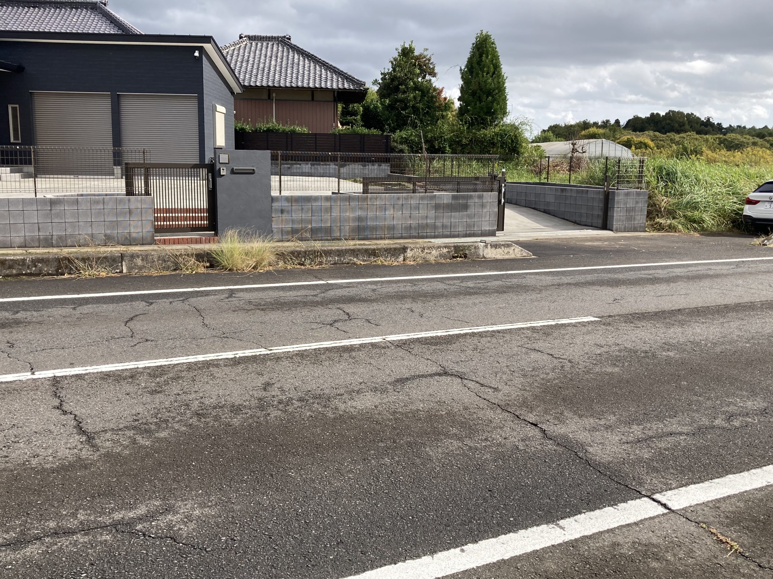 広々とした駐車場の外構