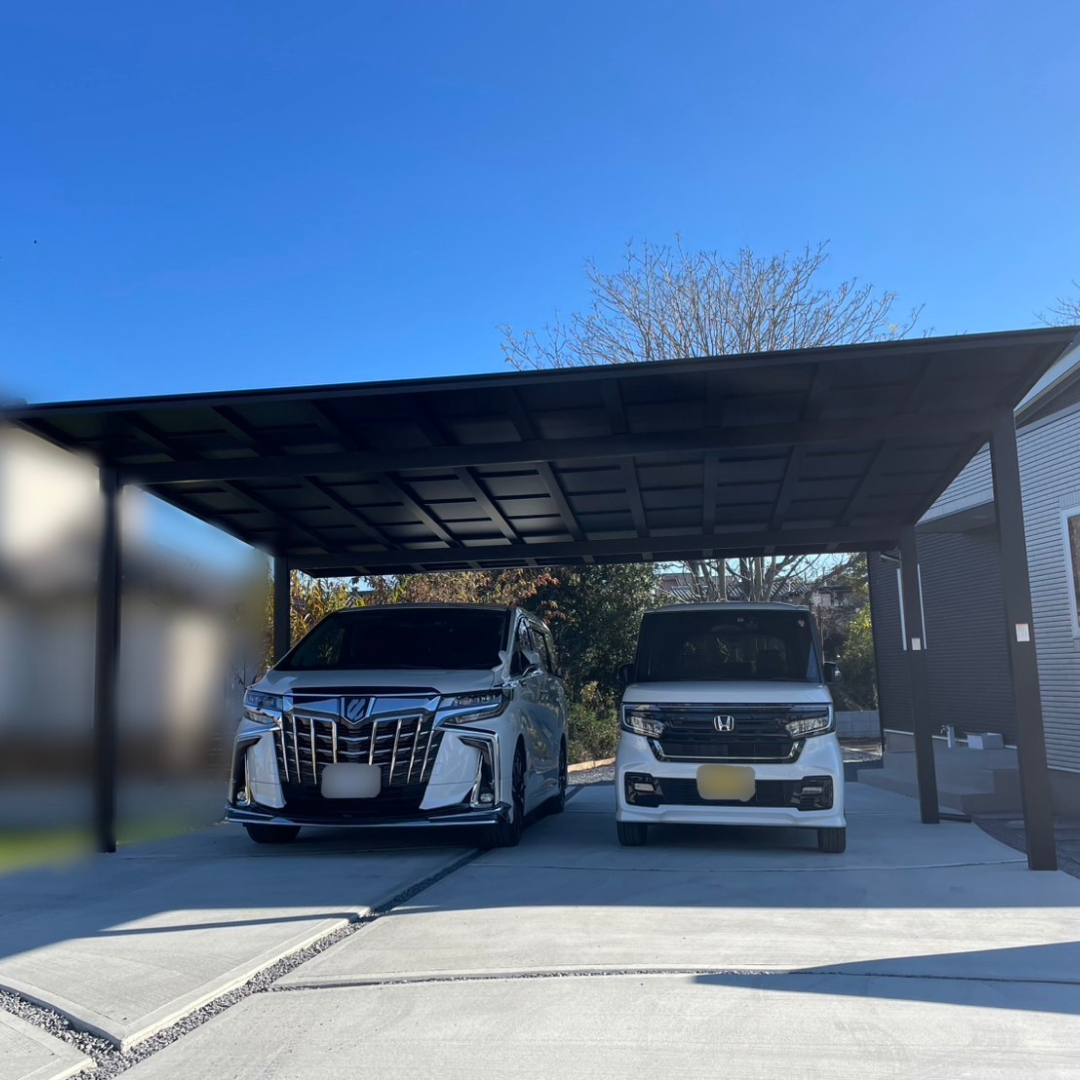 広々とした駐車場にカーポートと塗門柱