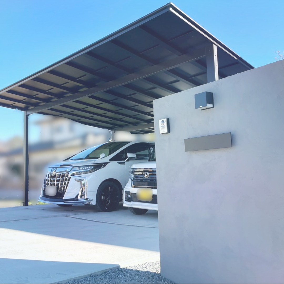 広々とした駐車場にカーポートと塗門柱
