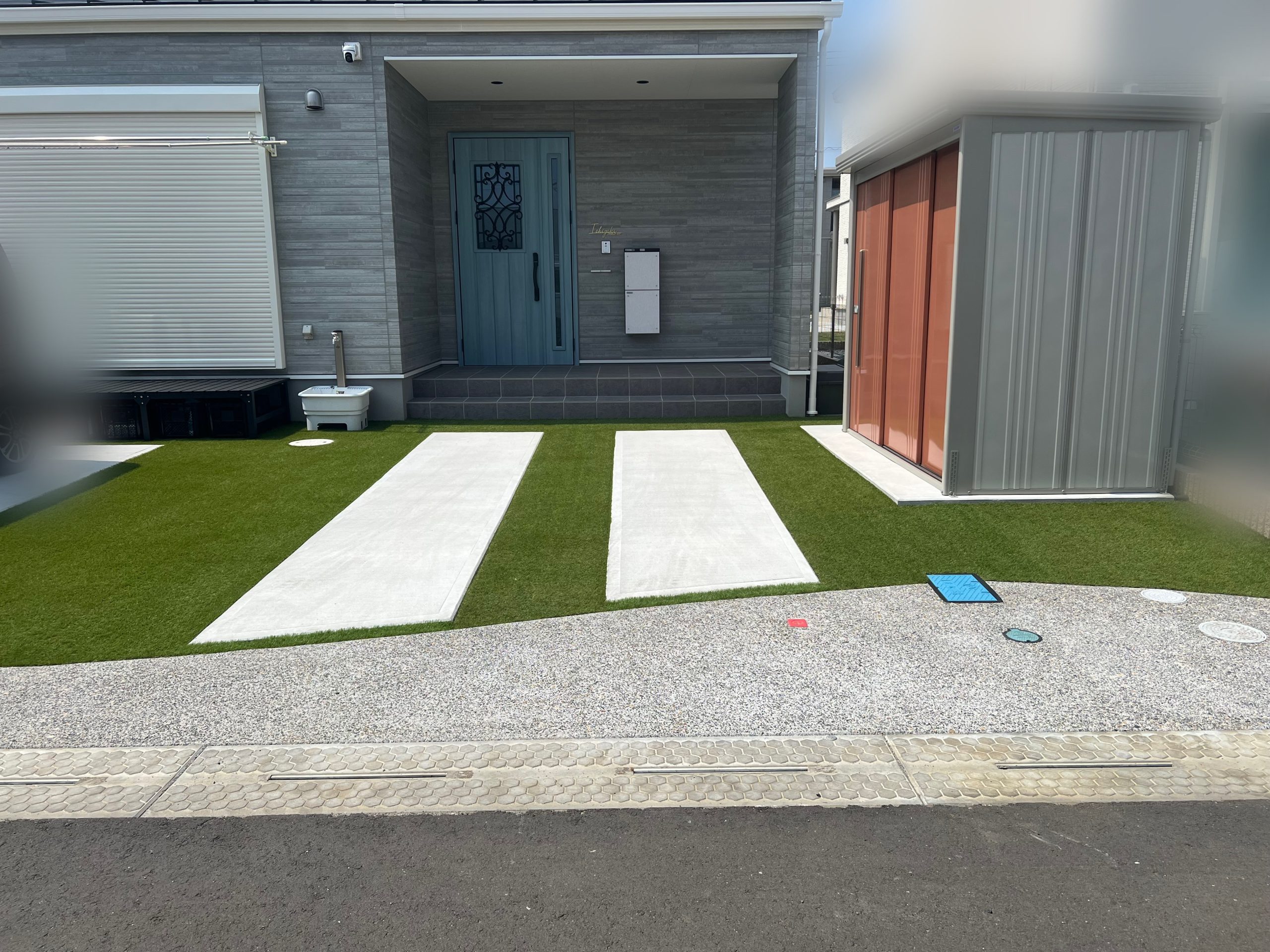 人工芝とコンクリートを使ったオープン外構